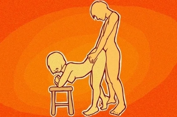 Mulher Apoia os Cotovelos em um Banquinho